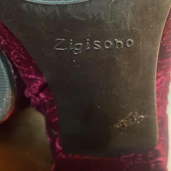 Zigs soho (7.5) Beautiful fabric color wraps around the heel. Zip entry 2” heel. - Picture 7 of 9